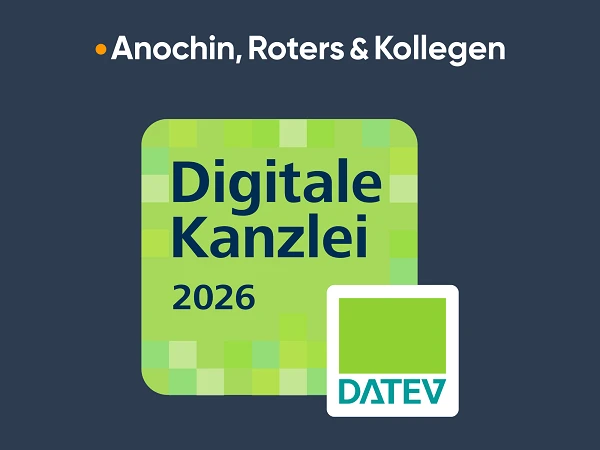 Das Bild zeigt ein grafisches Design mit dem Text "Digitale Kanzlei 2026" in moderner Schriftart, umgeben von einem grünen Quadrat mit einem Muster. In der oberen linken Ecke steht "Anochin, Roters & Kollegen" und in der unteren rechten Ecke befindet sich das Logo von DATEV.