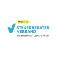 Das Bild zeigt ein Logo mit dem Text „Mitglied im Steuerberater Verband Niedersachsen | Sachsen-Anhalt“. Das Logo enthält ein stilisiertes blaues „V“ und ist in einem modernem Design gehalten.