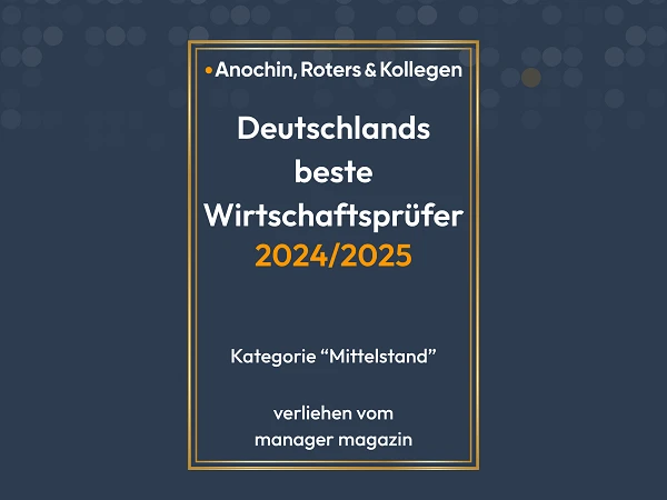 Eine Auszeichnung für "Deutschlands beste Wirtschaftsprüfer 2024/2025" in der Kategorie "Mittelstand", verliehen vom manager magazin, auf einem dunkelblauen Hintergrund mit dekorativen Punkten.