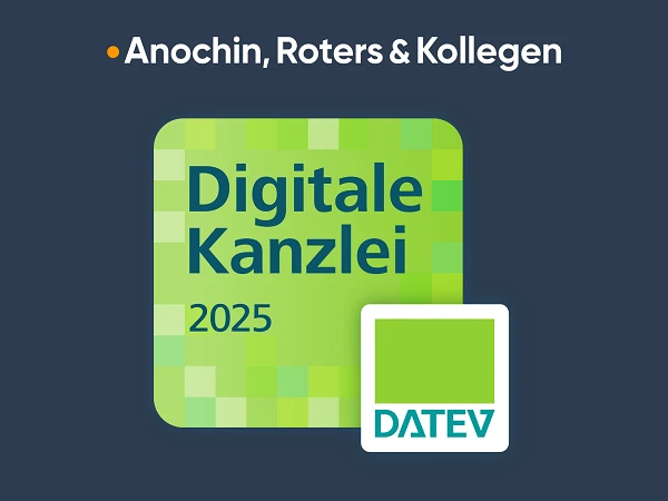 Logo der Firma Anochin, Roters & Kollegen mit dem Titel „Digitale Kanzlei 2025“ in grünem Schriftzug auf hellgrünem Hintergrund, daneben ein kleiner grüner Kasten mit dem Schriftzug „DATEV“.