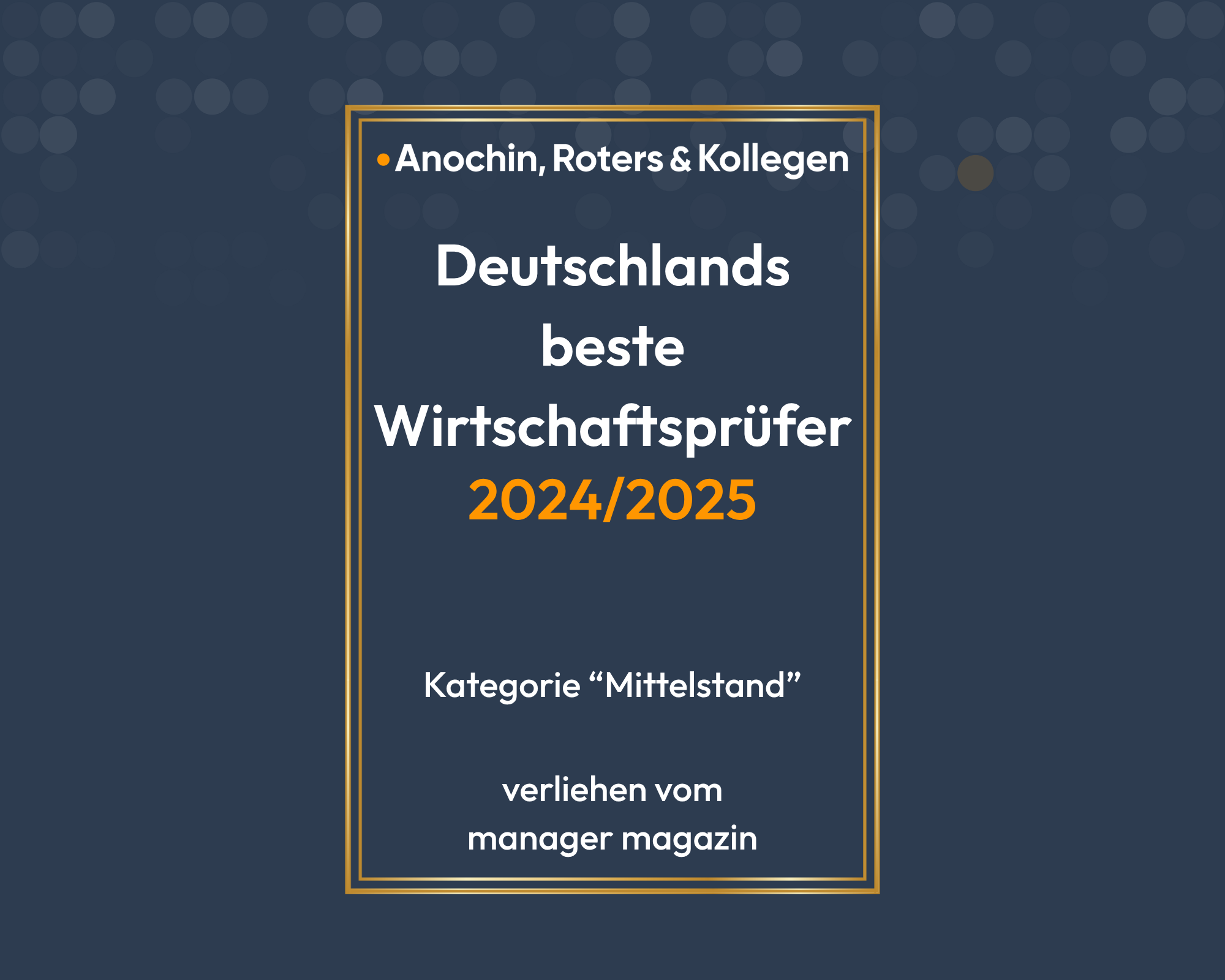Eine Auszeichnung für "Deutschlands beste Wirtschaftsprüfer 2024/2025" in der Kategorie "Mittelstand", verliehen vom manager magazin, auf einem dunkelblauen Hintergrund mit dekorativen Punkten.